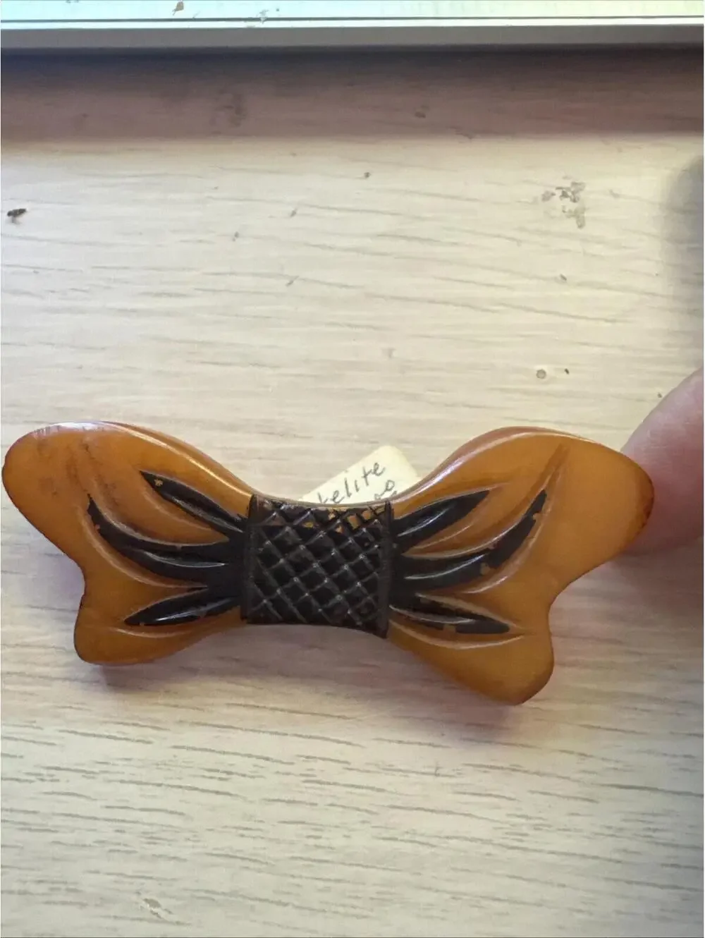 Vintage Carved Bakelite Butterscotch Yellow Brown Bow Brooch Pin Tested - Picture 4 of 6